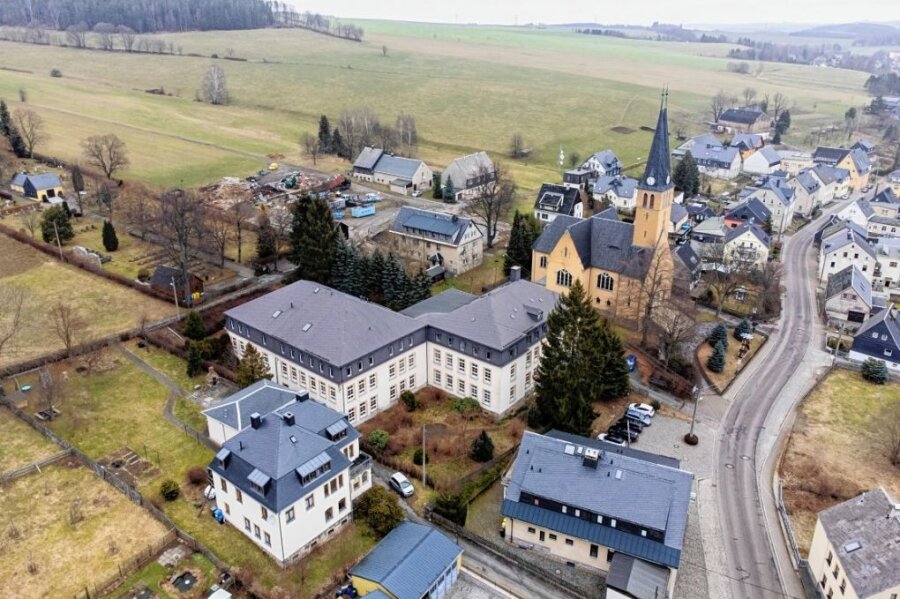 Millionenprojekt in Jahnsbach: Aus Schule wird Wohnhaus - Die frühere Mittelschule in Jahnsbach soll zu einem modernen Wohnhaus umgebaut werden. Das Gebäude gehört der Chemnitzer Gesellschaft für Wohnungsbau. 