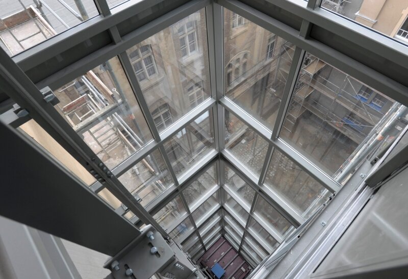 Millionenumbau kurz vor Abschluss - 
              <p class="artikelinhalt">Blick in die Tiefe: Der neue Aufzug im Lengenfelder Rathaus soll Behinderten den Zugang ohne Barrieren ermöglichen.</p>
            