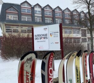 Millionenzuschuss für Eliteschule auf Fichtelberg - Der Zahn der Zeit und das harte Klima in Oberwiesenthal haben an den Gebäuden genagt. 