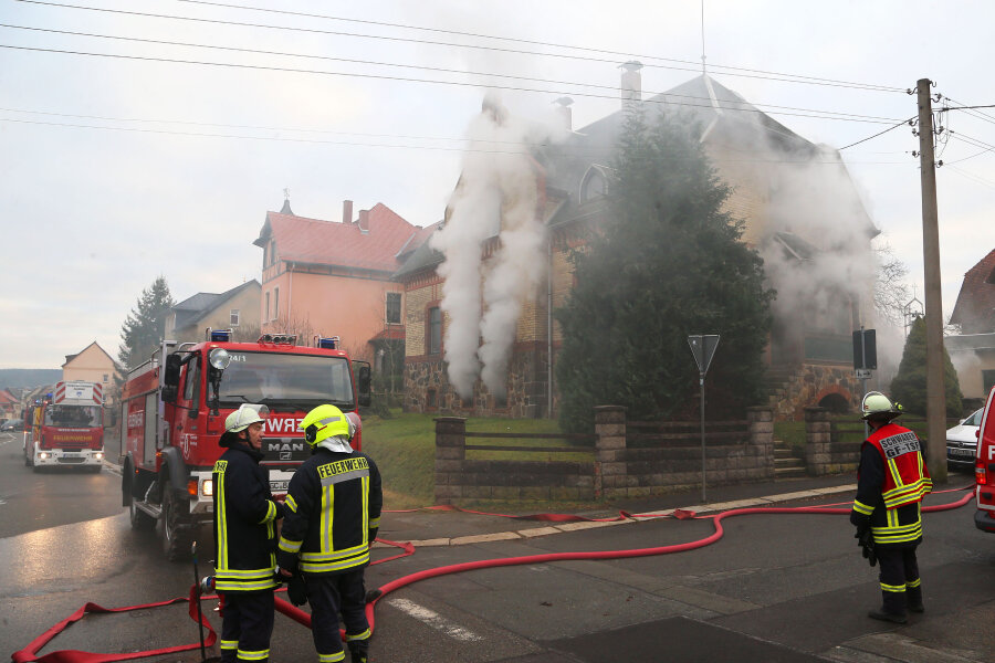 Mindestens 10.000 Euro Schaden nach Kellerbrand in Waldenburger Wohnhaus - Wegen eines Kellerbrandes in Waldenburg rückte am Mittwoch die Feuerwehr an.