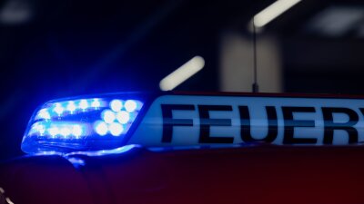 Mindestens 18 Verletzte nach illegaler Rave-Party - Die Feuerwehr musste in Köln eine illegale Rave-Party beenden.