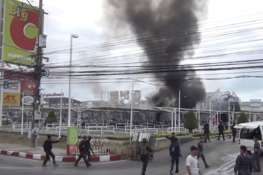 Mindestens 56 Verletzte bei Anschlägen im Süden Thailands - Das Standbild aus einem Video zeigt am 09.05.2017 in Pattani (Thailand) Rauch, der nach einem Bombenanschlag mit einer Autobombe auf ein Einkaufszentrum aufsteigt. Bei zwei Bombenanschlägen auf das Zentrum wurden mehr als 50 Menschen verletzt, mehrere davon schwer.