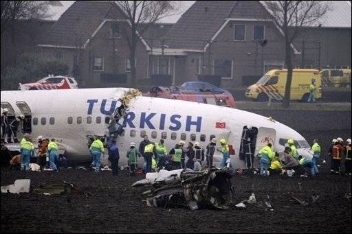 Mindestens neun Tote bei Flugzeugabsturz in Amsterdam -  Beim Absturz einer türkischen Passagiermaschine in Amsterdam sind mindestens neun Menschen ums Leben gekommen und mehr als 80 weitere verletzt worden. Die Ursache für das Unglück ist vorerst weiter unklar. 
