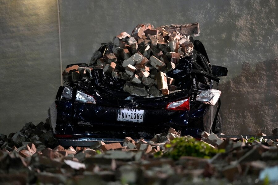 Mindestens vier Tote bei Unwettern in Texas - Ein Auto, das von herabfallenden Ziegeln einer umgestürzten Hauswand zerquetscht wurde, steht auf einem Parkplatz in der Innenstadt von Houston.