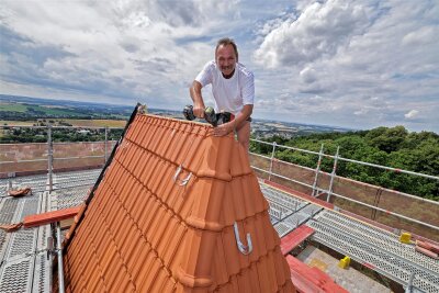 Mindestlohn für 670 Dachdecker-Beschäftigte im Landkreis Zwickau gestiegen - Dachdecker Ronny Verse arbeitet auf dem Berggasthaus in Hohenstein-Ernstthal.