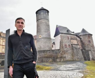 "Mindestlohn ist ein Dauerbrenner" - Daniel Petri, Geschäftsführer der Oelsnitzer Kultur GmbH, vor dem Altteil von Schloss Voigtsberg. 