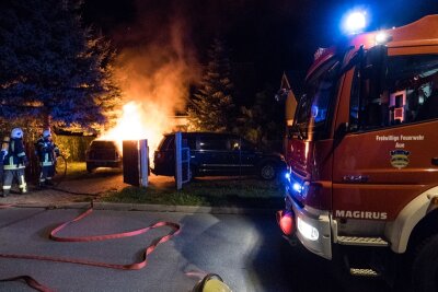 Mini in Aue ausgebrannt - Die Feuerwehr versuchte den Brand schnellstmöglich zu löschen.