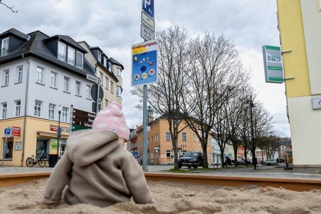 Mini-Sandkasten zwischen parkenden Autos: Will Auerbach so ein Alkoholverbot durchsetzen? - Bislang nur ein Sandkasten - der Spielplatz auf dem Neumarkt. Die Stadt Auerbach will ihn noch aufwerten, aber damit vor allem eine Handhabe gegen öffentliche Trinkgelage in dem Bereich haben.