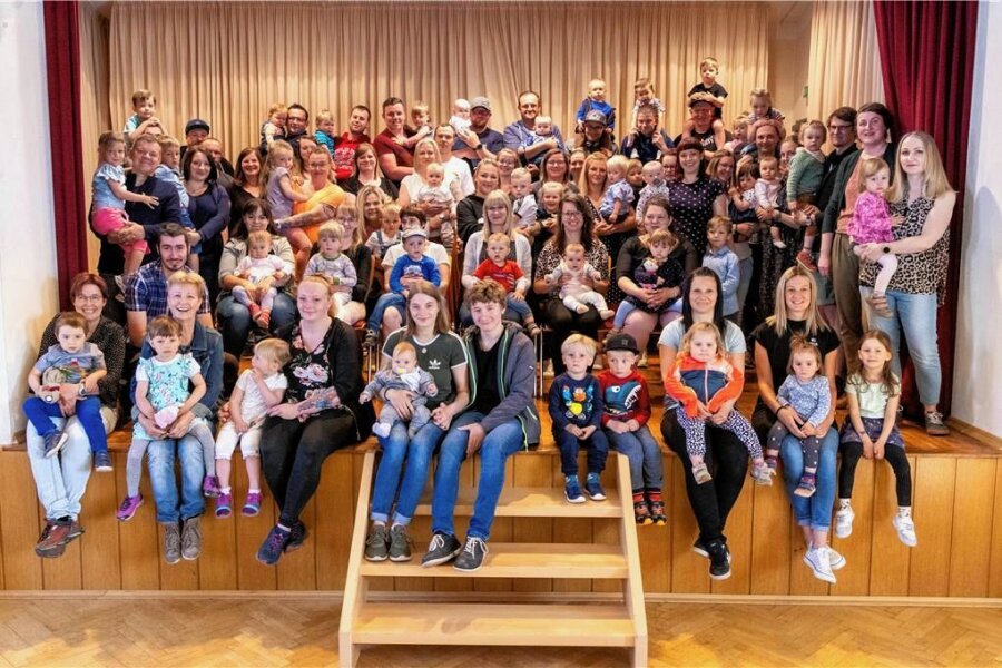 Mini-Schwibbögen für die Jüngsten: Erzgebirgsstadt beschenkt Nachwuchs - Von 63 eingeladen Familien waren beim Babyempfang in Grumbach 30 da. 
