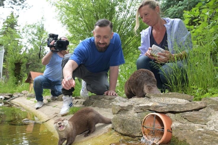 Dass Bürger Lars Dietrich (vorn) bei den Dreharbeiten die Patenschaft über die Otter übernommen hat, freut Zoochefin Bärbel Schroller. 