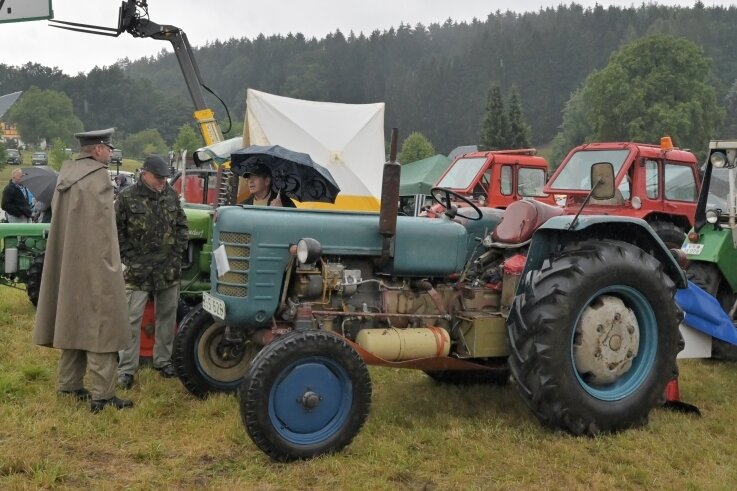 Mini-Traktor zieht bei Treffen zahlreiche Blicke auf sich - Trotz Regens zählte das nunmehr 19. Traktoren- und Militärfahrzeugtreffen im Hartmannsdorfer Ortsteil Giegengrün 60 Teilnehmer.
