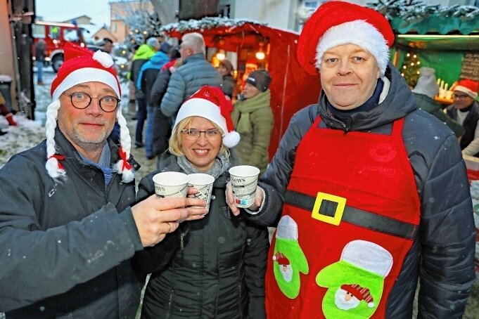 Mini-Weihnachtsmarkt feiert Comeback - Dorfclubchef René Riemer, Kathleen Neubert und Michael Fischer (von links) haben auf einen gelungenen Weihnachtsmarkt angestoßen. 