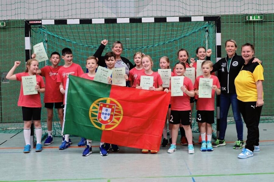 Mini-WM: Die Portugiesen aus Fraureuth stehen im Finale - Der Fraureuther Handball-Nachwuchs tritt bei der Mini-WM als Portugal an und hat sich jetzt fürs Finalturnier qualifiziert. 