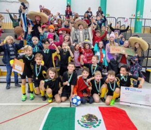 Mini-WM: Mexiko macht das Rennen vor Japan - Die Montessori-Grundschüler aus Plauen siegten auf dem Parkett im Finale der Mini-WM gegen Japan (Grundschule Oelsnitz). In der Wertung des besten Fanblocks kamen sie hinter Brasilien und Deutschland gemeinsam mit Kamerun auf Platz 3. 