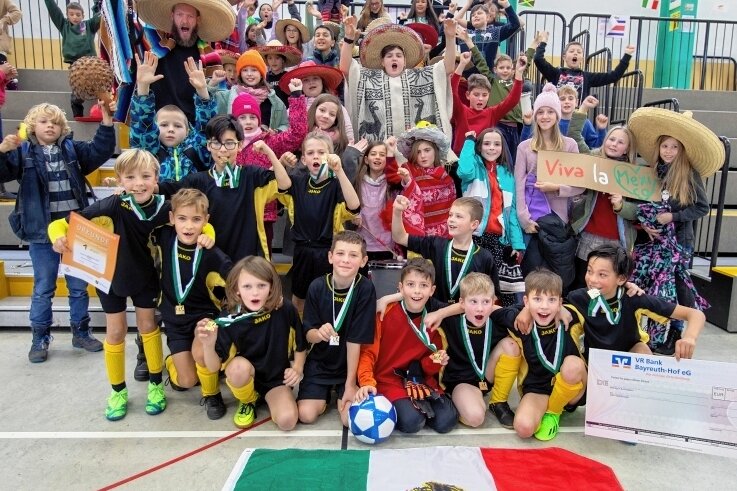 Mini-WM: Mexiko macht das Rennen vor Japan - Die Montessori-Grundschüler aus Plauen siegten auf dem Parkett im Finale der Mini-WM gegen Japan (Grundschule Oelsnitz). In der Wertung des besten Fanblocks kamen sie hinter Brasilien und Deutschland gemeinsam mit Kamerun auf Platz 3. 