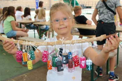 Mini-Zwickau: Am Freitag steigt großes Abschlussfest - Die siebenjährige Ria verkauft in der Spielstadt hübsche Anhänger.