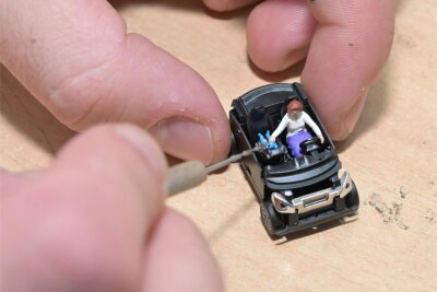 Miniaturen aus dem Erzgebirge sind der Renner: Modellbau-Firma Busch will Produktion erweitern - So originalgetreu wie möglich: Die Frau im Smart kümmert sich um ihren Nachwuchs in der Baby-Schale.