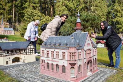 Miniaturschauanlage Klein-Vogtland bekommt weiteren Zuwachs -  Angela Jentsch aus Leipzig (links), Manuela Doberitz aus Altenburg (Mitte) und Susann Grahl aus Zeitz (rechts) besuchten jetzt das Klein-Vogtland und erfreuten sich an den Modellen, zu denen das Adorfer Rathaus gehört. 