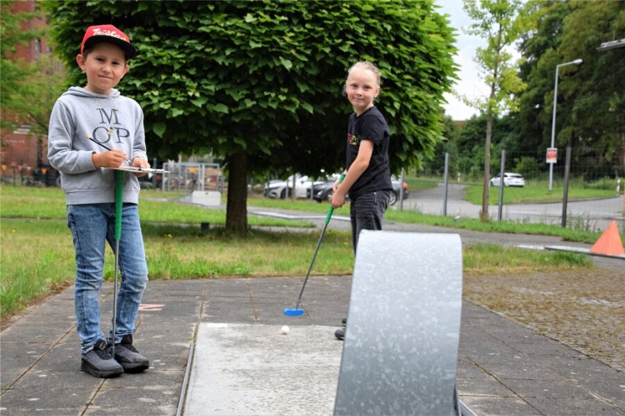 Minigolfanlage in Reichenbach mit Turnier eingeweiht - Tristan Rennwanz und Fietje Gotschlich gehörten zu den Teilnehmern am Minigolf-Turnier.