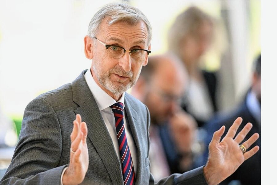 Minister bringt Geld für Turnhalle in Hundshübel mit - Sachsens Innenminister: Armin Schuster.