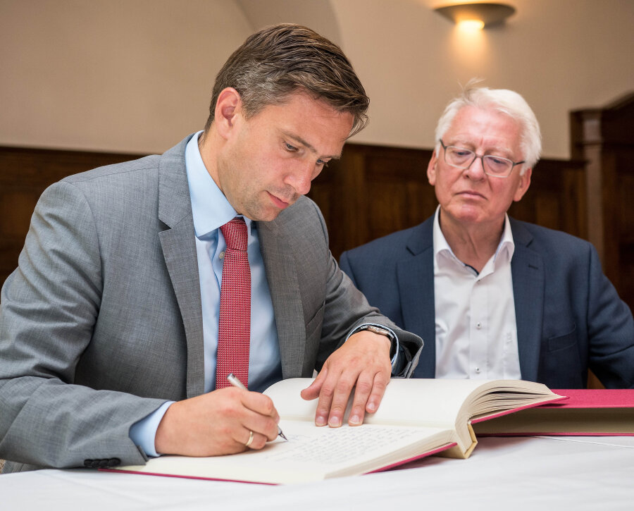 Minister Dulig plädiert in Penig für Stärkung der Ausbildungsberufe - Martin Dulig trug sich bei seinem Besuch in Penig in das Goldene Buch der Stadt ein.