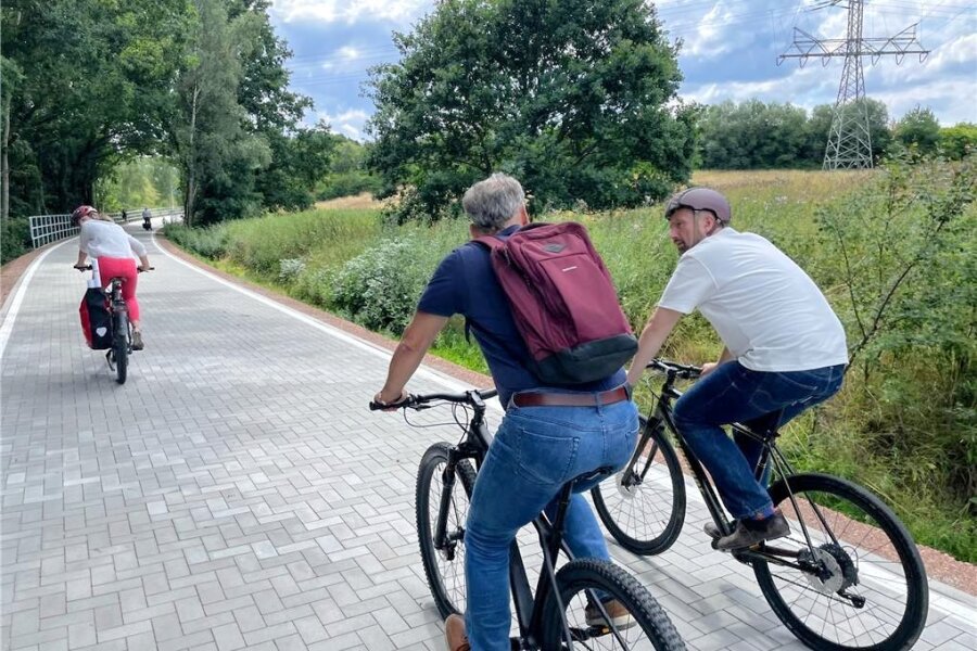 Minister Dulig über neuen Premiumradweg: „Beste Qualität von Sachsen“ - Martin Dulig (re.) testet den Premiumradweg von Altendorf nach Rabenstein.