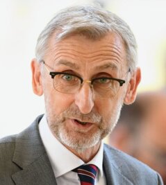 Minister für Ausbau von Polizeifachschule - Armin Schuster - Innenministerin Sachsen