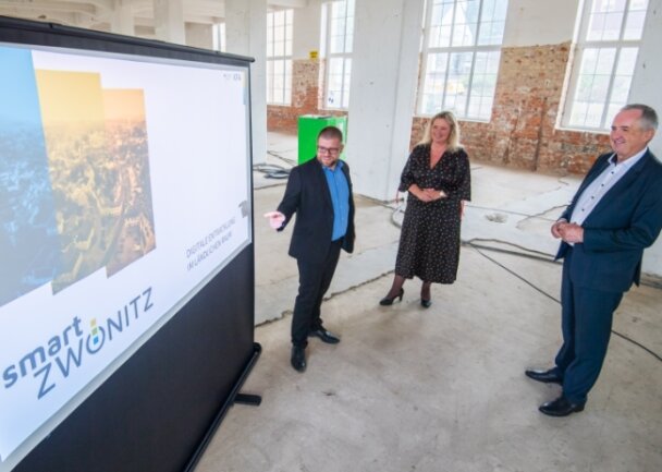 Projektleiter Martin Benedict (links) stellt der bayerischen Staatsministerin Kerstin Schreyer und dem sächsischen Staatsminister Thomas Schmidt das Vorhaben Smart City Zwönitz im alten Speicher vor. 