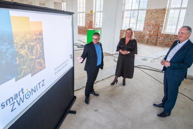 Projektleiter Martin Benedict (links) stellt der bayerischen Staatsministerin Kerstin Schreyer und dem sächsischer Staatsminister Thomas Schmidt das Vorhaben Smart City Zwönitz im alten Speicher vor. 