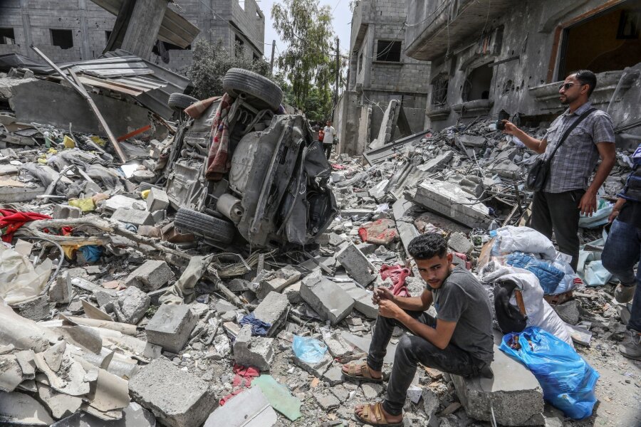Minister stellt Israels Regierungschef Ultimatum - Zerstörte Häuser nach einem israelischen Luftangriff auf das Lager Nuseirat.