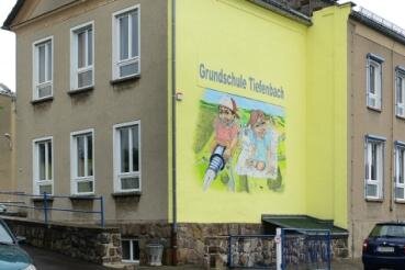 Minister übergibt Förderbescheid für Grundschule Marbach - 