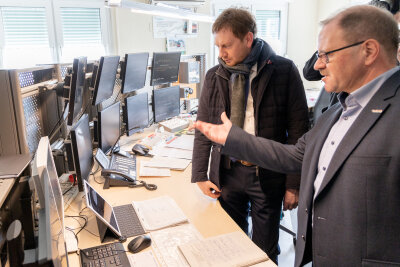 Ministerpräsident auf Erzgebirgstour - Lutz Mehlhorn zeigt Sachsens Ministerpräsident Michael Kretschmar das Stellwerk des Bahnhofs Annaberg-Buchholz Süd.