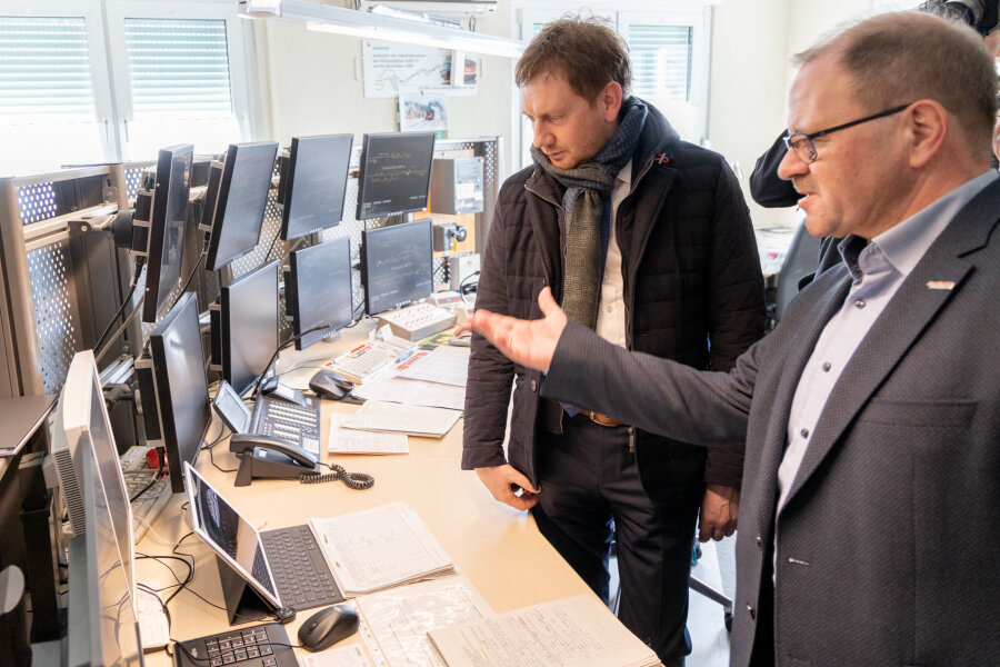 Ministerpräsident auf Erzgebirgstour - Lutz Mehlhorn zeigt Sachsens Ministerpräsident Michael Kretschmar das Stellwerk des Bahnhofs Annaberg-Buchholz Süd.