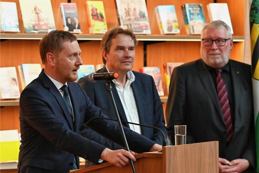 Ministerpräsident eröffnet Bibliothek in Mittweida - Unter den Gästen zur Namensweihe waren: (v.li.) Michael Kretschmer, Ralf Schreiber und Matthias Damm. 
