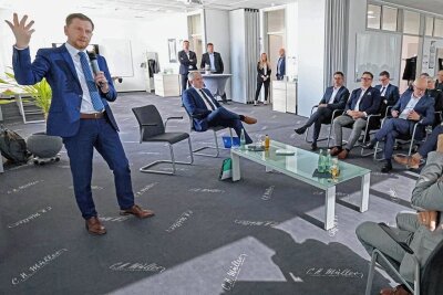 Ministerpräsident hält dem nördlichen Vogtland den Spiegel vor - Sachsens Ministerpräsident Michael Kretschmer (links) in der Gesprächsrunde bei C. H. Müller. Die Wirtschaftsvereinigung Nördliches Vogtland mit ihrem Vorsitzenden Ralf Schaller (rechts) hatte eingeladen.
