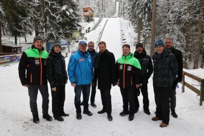 Ministerpräsident Kretschmer besucht Grünaer Skisprungtalente - Ministerpräsident Michael Kretschmer (5. v. li.) und Verantwortliche des Skiverbandes Sachsen statteten dem Wintersportverein Grüna einen Besuch ab. Mit dabei war auch Skisprunglegende Jens Weißflog (2.v.li.).