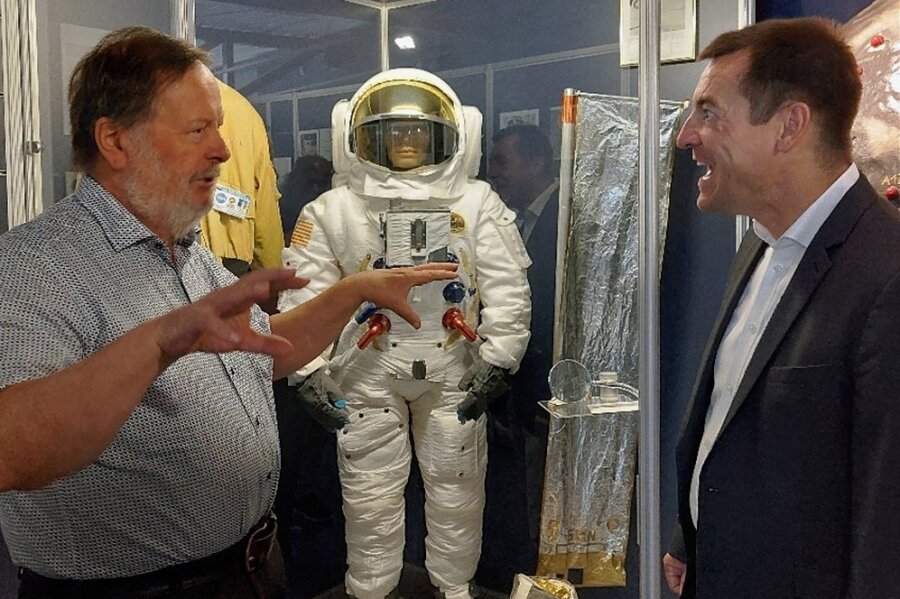 Ministerpräsident ruft in der Raumfahrtschau in Morgenröthe-Rautenkranz an - FDP-Parlamentarier Torsten Herbst (rechts) und Alt-Bürgermeister Konrad Stahl. 