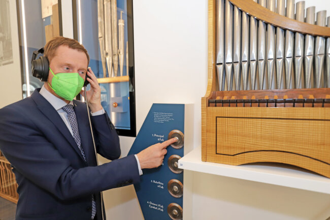 Sachsens Ministerpräsident Michael Kretschmer ließ es sich nicht nehmen, eine Hörstation selbst auszuprobieren.
