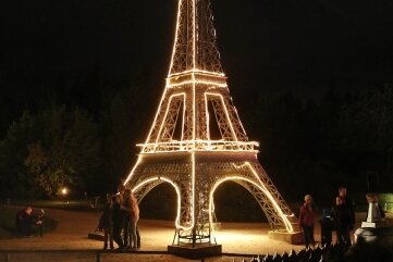 Miniwelt bleibt bis in die Nacht geöffnet - Das beleuchtete Modell des Pariser Eifelturms.