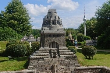 Miniwelt lädt zur Pfingstpartie in Familie ein - Das Leipziger Völkerschlachtdenkmal gleich neben dem Berliner Fernsehturm, der Dresdner Frauenkirche und Schloss Augustusburg in der Miniwelt.