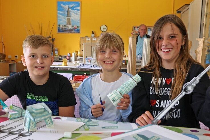 Der zehnjährige Tim Brauer, die neunjährige Denise Emily Geißler und die zwölfjährige Larissa Urbschad aus Torgau (Foto von links) haben in der Schauwerkstatt der Miniwelt Lichtenstein Modelle von weltweit bekannten Bauwerken aus Papier gebastelt. 