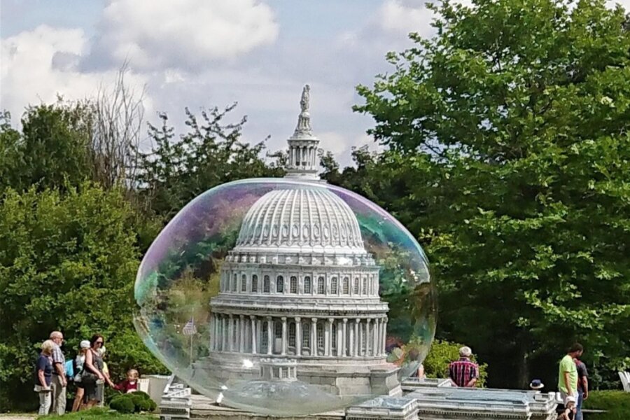 Miniwelt Lichtenstein wird am Mittwoch zur Seifenblasenwelt - Das Modell des Capitols in Washington hinter einer Riesenseifenblase in der Miniwelt Lichtenstein.