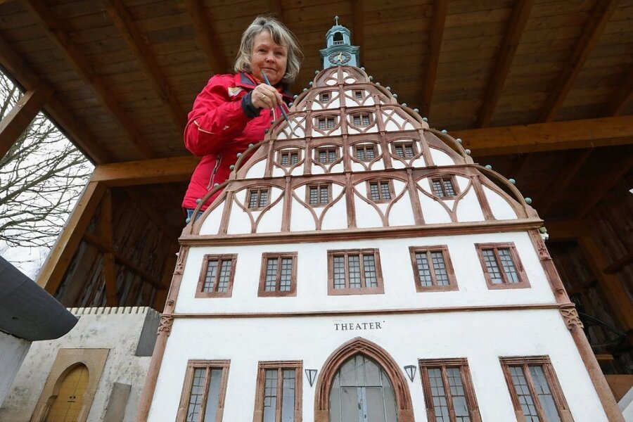 Miniwelt: Wie Modellbauerin Antje Hempel nach der Wende ihren Traumjob fand - Antje Hempel an "ihrem" Gewandhaus in der Miniwelt. Es ist 1,75 Meter hoch. Das Original in Zwickau ist über 43 Meter groß. 