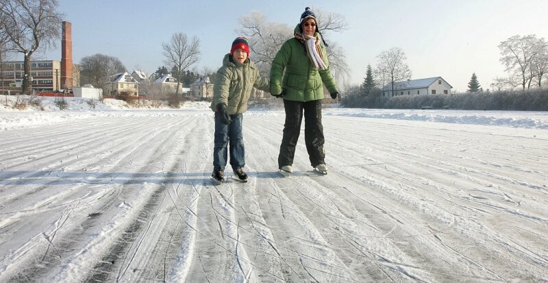 Minus 15 Grad: Eiszeit lässt Plauen frieren - 
              <p class="artikelinhalt">Da friert man schon beim Zusehen: Dominik und Sabine Strauch beim Eislaufen in Neundorf - eine der schönen Seiten des Winters.</p>
            