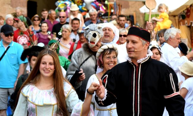 "Burg der Märchen" im Juli 2018: Prinzessin Viktoria Rennert und Prinz Falko Jahn begeistern die Zuschauer in Kriebstein. Die dieses Jahr für den 10. und11. Juni geplante Veranstaltung des Mittelsächsischen Kultursommers fällt aus. 