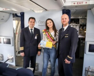 Miss Sachsen stellt sich zur Miss-Germany-Wahl - Anastasia Aksak (Mitte) bei der Wahl zur Miss Condor auf dem Flug nach Fuerteventura