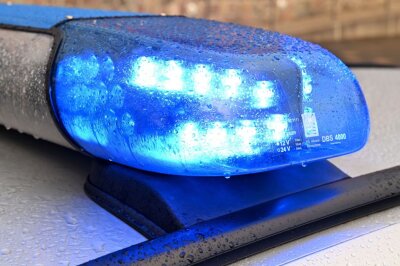 Missglückter Überholvorgang - 60.000 Euro Schaden verursacht - Ein Streifenwagen der Polizei steht mit eingeschaltetem Blaulicht an einem Einsatzort.
