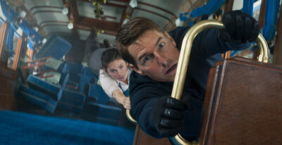 Tom Cruise als Ethan Hunt und Hayley Atwell als Grace in einer Szene des Films "Mission: Impossible 7 - Dead Reckoning Teil Eins". Der Film kommt heute in die deutschen Kinos. 