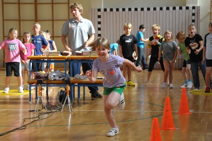 Mission: Weg vom Bildschirm - Michelle Franke aus der Astrid-Lindgren-Schule gibt alles beim Grundschul-Wettkampf.