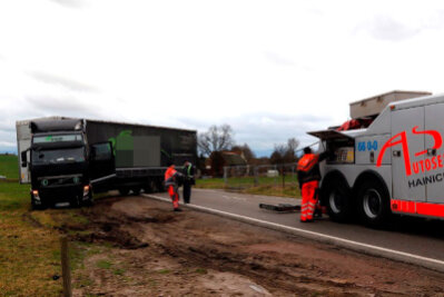 Misslungener Wendeversuch: Lkw blockiert B169 - Ein Bergeunternehmen zog den festgefahrenen Lkw aus dem Feld.